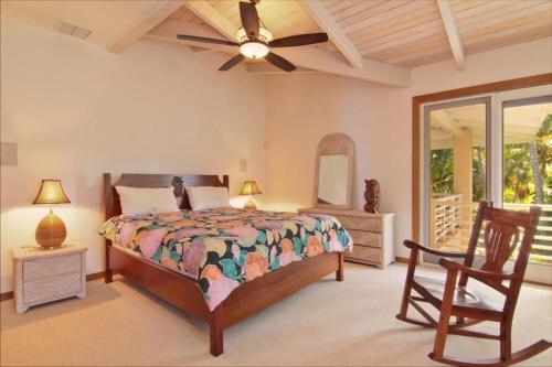 Ένα ή περισσότερα κρεβάτια σε δωμάτιο στο Moloa'a Bay Villa & Cottage