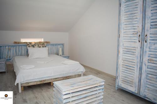 een slaapkamer met een bed en een blauwe kast bij Naiada in Ostrov
