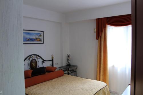 トレビエハにあるAldea del Mar bl.24のベッドルーム(ベッド1台、窓付)