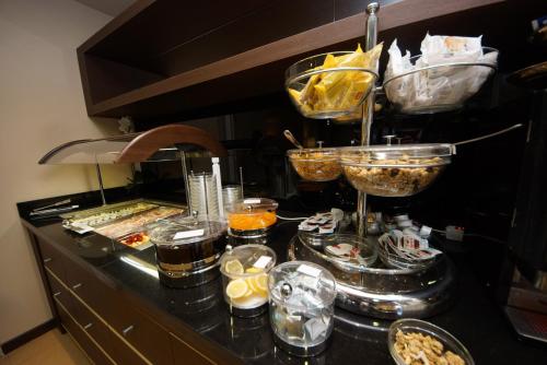 Un buffet con muchos tipos diferentes de comida en un mostrador. en Hotel Clarin 14 by Dori, en Peschiera del Garda