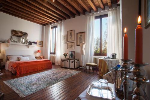 a bedroom with a bed and a table in it at Villa Irene in Casale sul Sile