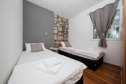 Un pat sau paturi într-o cameră la Apartments and Mobile Homes Makarska