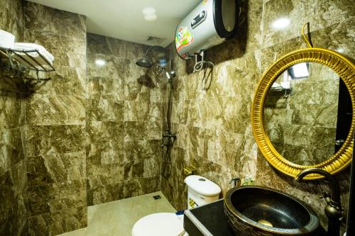 une salle de bain avec un lavabo et un miroir dans l'établissement Mimosa Hotel Sapa, à Sa Pa