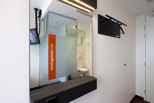 Ванная комната в easyHotel Amsterdam City Centre South
