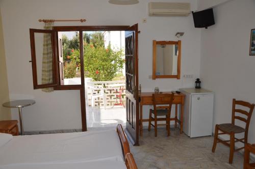 Habitación con escritorio y mesa con espejo. en Rania en Kokkari