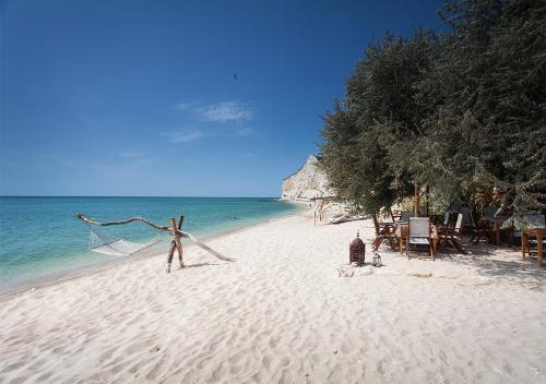 uma pessoa de pé numa praia com uma rede em Thracian Cliffs Golf & Beach Resort em Kavarna