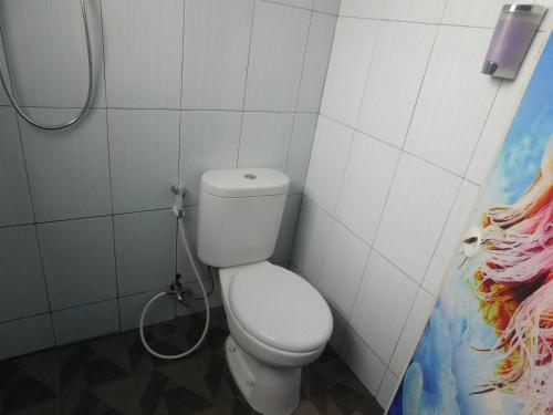 ein Bad mit einem WC und einer Dusche in der Unterkunft Belitung Backpacker in Tanjungpandan