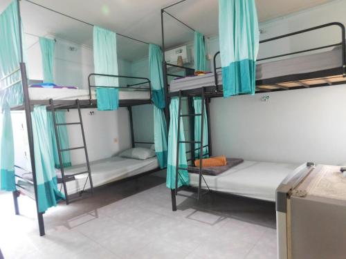 מיטה או מיטות קומותיים בחדר ב-Belitung Backpacker
