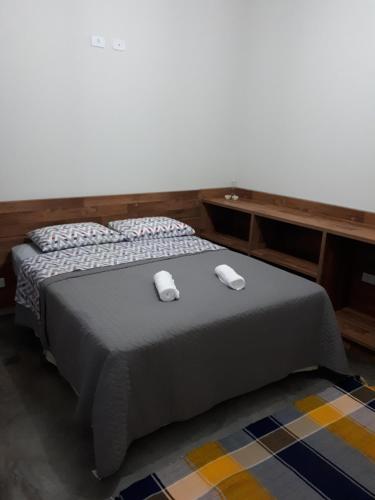 a bedroom with a bed with two towels on it at Chácara Leolud in Socorro