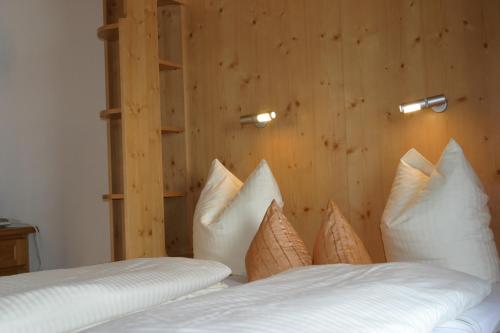 a bedroom with two beds with white pillows at Appartements Familie Eberharter in Finkenberg