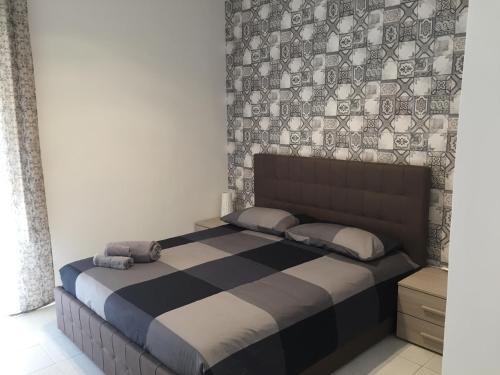 a bedroom with a bed with a black and white at Murena Apartments & rooms in Rome