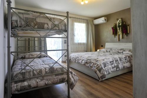 Ein Bett oder Betten in einem Zimmer der Unterkunft La Casa dei Nonni sul Garda