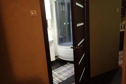 コガリムにある2к квартира люксのバスルーム(トイレ、ガラス張りのシャワー付)