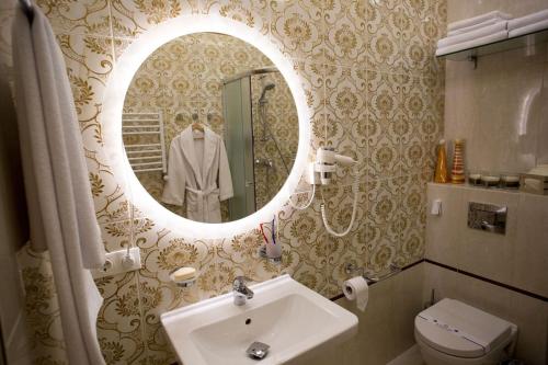 a bathroom with a sink and a mirror at Park Hotel Warshawskiy in Sarny
