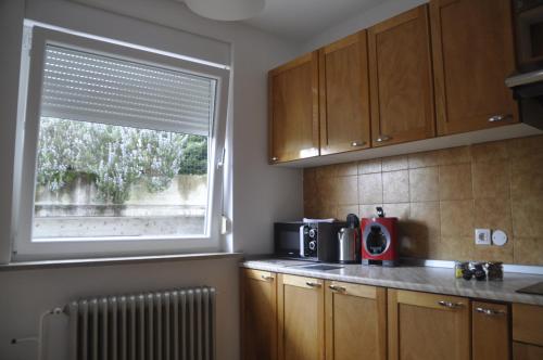 Dapur atau dapur kecil di Apartma BAJČI