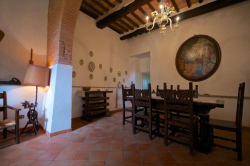 a dining room with a table and chairs at Agriturismo Corvaia in Radicofani