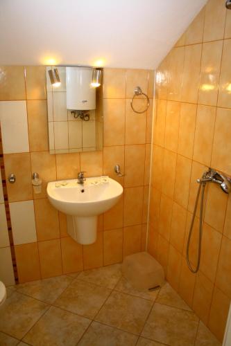 a bathroom with a sink and a shower at студия ЛИЛИЯ in Tsarevo