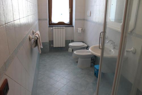 a small bathroom with two toilets and a sink at Casa Marilì in Pianillo