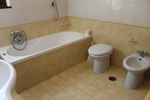 a bathroom with a tub and a toilet and a sink at Casa Marilì in Pianillo