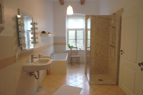 Bathroom sa Ferienwohnung Sonne im Gästehaus Heeren