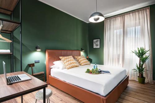 - une chambre avec un lit et un bureau avec un ordinateur portable dans l'établissement Carusotto - Sorrento, à Sorrente