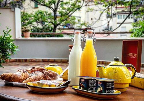 una mesa con pan y botellas de leche y bebidas en Capriccio Di Pasta Residence & Spa, en Gragnano