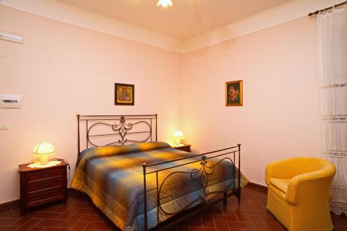 A bed or beds in a room at Agriturismo Le Carolee