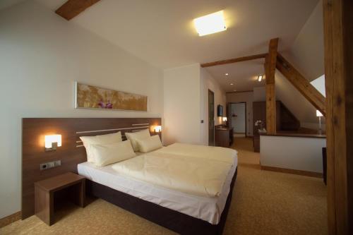 מיטה או מיטות בחדר ב-Hotel Brühlerhöhe
