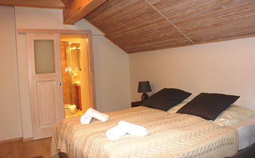 a bedroom with a bed with two towels on it at Górska Rezydencja in Karpacz