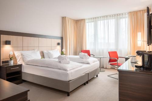 Un pat sau paturi într-o cameră la Leoso Hotel Leverkusen