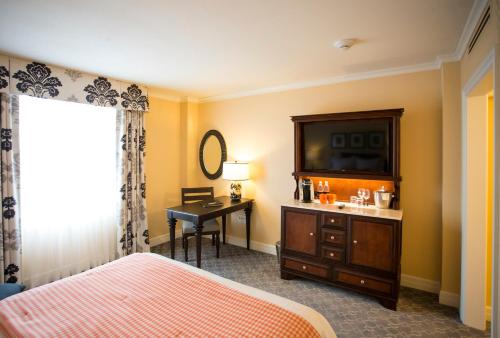 Ein Bett oder Betten in einem Zimmer der Unterkunft The Atherton Hotel at OSU