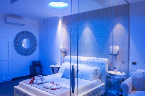 - une chambre avec un lit et une paroi en verre dans l'établissement Navona Living Rome, à Rome