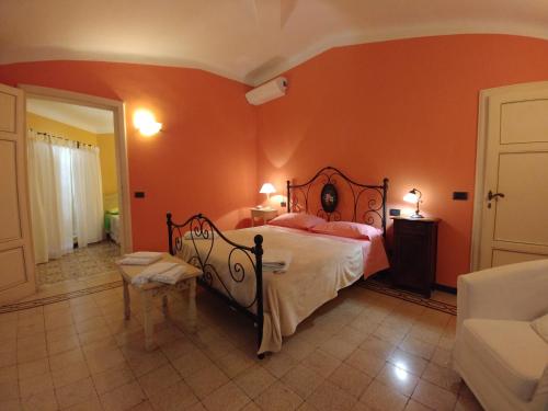 ルッカにあるAppartamento Pucciniのオレンジ色の壁のベッドルーム1室(ベッド1台付)