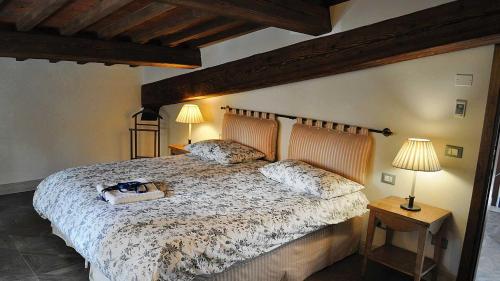Tempat tidur dalam kamar di Armonie di Villa Incontri B&B