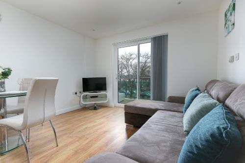 un soggiorno con un divano e una TV di Skyvillion - COZY APARTMENTS in Enfield Town With Free Parking & Wifi a Enfield