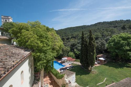 an aerial view of a villa with a swimming pool and trees at Hotel Convent de Begur in Begur