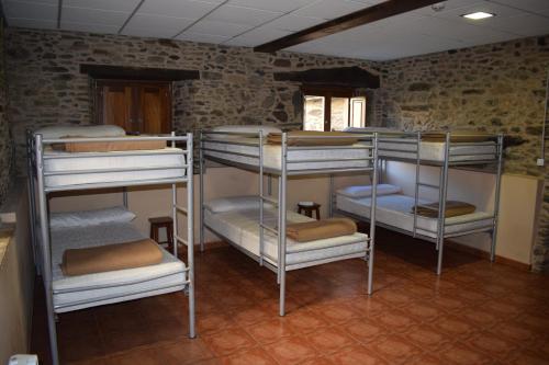 Tempat tidur dalam kamar di Pensión Albergue Los Caminantes