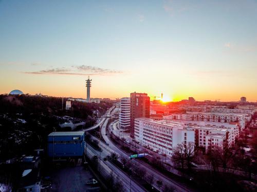 Východ nebo západ slunce při pohledu z aparthotelu nebo okolí