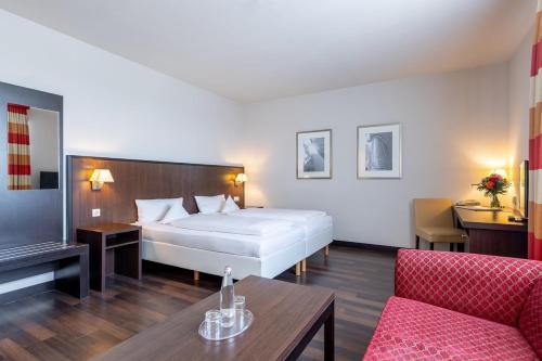 سرير أو أسرّة في غرفة في Trip Inn Frankfurt Nordwestzentrum