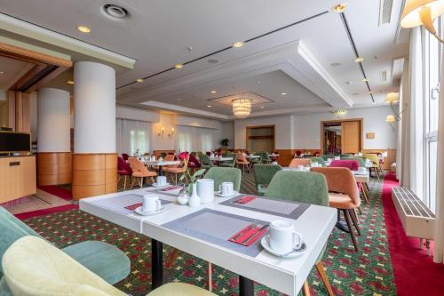 a restaurant with a white table and chairs at Trip Inn Frankfurt Nordwestzentrum in Frankfurt/Main