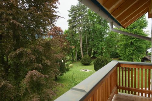 a balcony with a view of a yard at Malerhaus am Kolbergarten in Bad Tölz