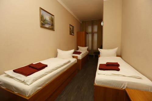 a room with two beds with towels on them at Hotel AI Königshof in Berlin