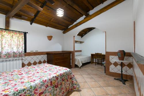 um quarto com uma cama e uma cómoda num quarto em Country Apartments em Castel di Decima