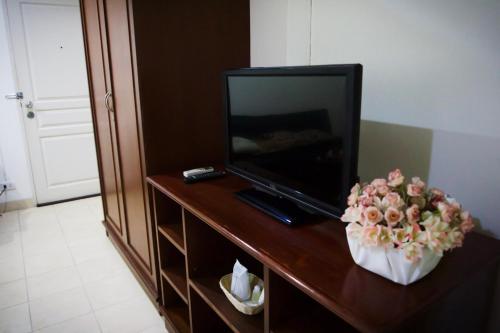 Un televizor și/sau centru de divertisment la Baan Boonanan Apartment