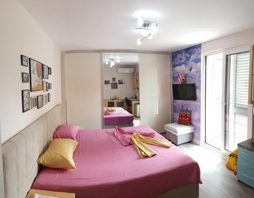 sypialnia z dużym różowym łóżkiem w pokoju w obiekcie Absolute Blloku Apartment w Tiranie