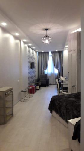 sypialnia z łóżkiem i salon w obiekcie Batumi w mieście Batumi