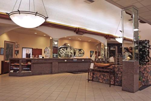 a store with a counter in a large room at Shilo Inn Suites Ocean Shores in Ocean Shores