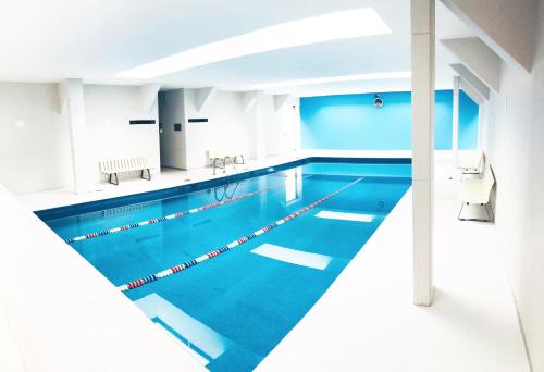 una piscina de agua azul en un edificio en Apartment Down Town 422, en Ciudad de México