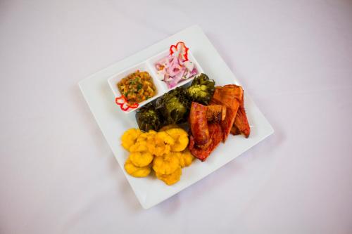 ホテルの敷地内または近くでの食事または食べ物