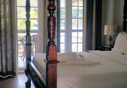 Ein Bett oder Betten in einem Zimmer der Unterkunft Marigot Beach Club & Dive Resort